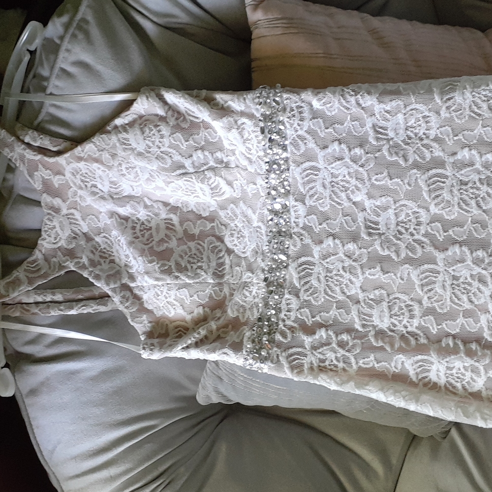 White flower type design /light peach or champagne lining if you will. Size 3